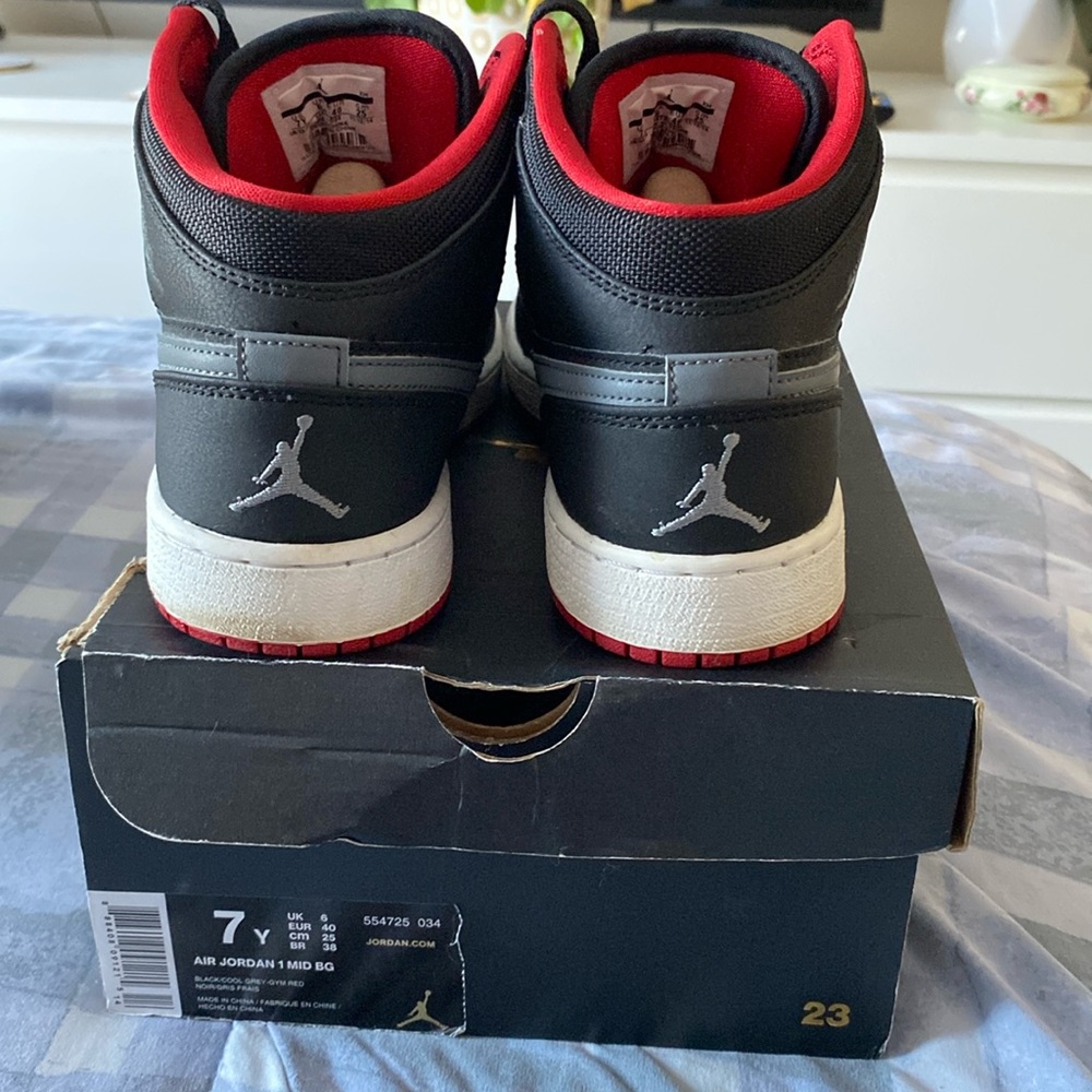 **SOLD**BOYS GRADE SCHOOL :: LIGHTLY WORN :: size 7 Air Jordan 1 Mid BG